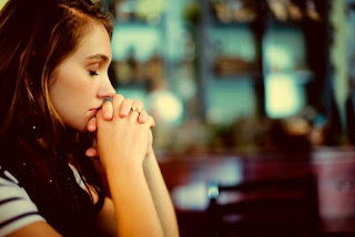 girl praying to god