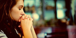girl praying to god